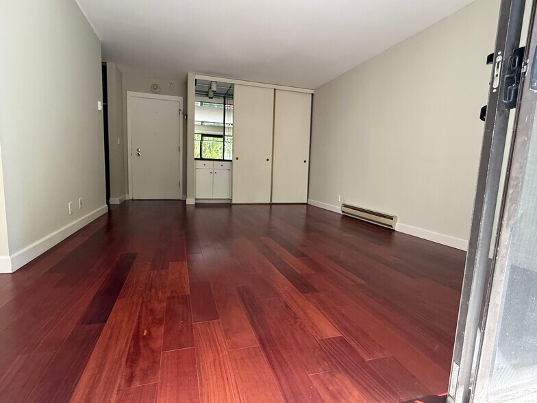 Living room - view from balcony - 4 Admiral Dr