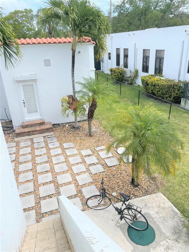 Building Photo - 5116 SW 57th Ave