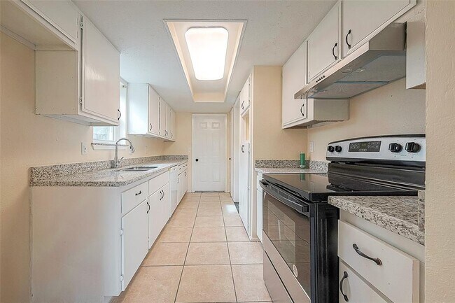 Building Photo - 1615 Millbury Dr