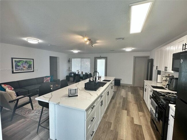Building Photo - 3 bedroom in Hollywood FL 33024