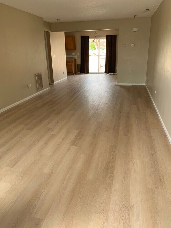 Building Photo - Open floorplan in Stetson Hills Rancher!