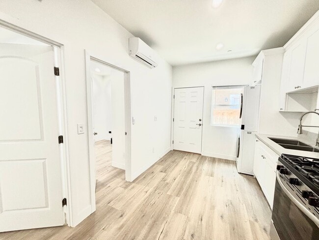 Building Photo - 351H2 - Oxnard | 2 Bed 1 Bath | Newly Reno...