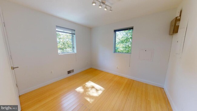 Building Photo - 213 E Raymond Ave