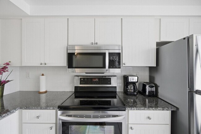 Building Photo - Waterfront Condo - 6 Month Lease - Furnished