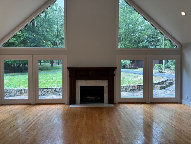 Building Photo - Four Bedroom Lake House in Denver