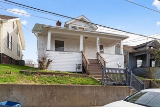 Building Photo - 604 Hart St