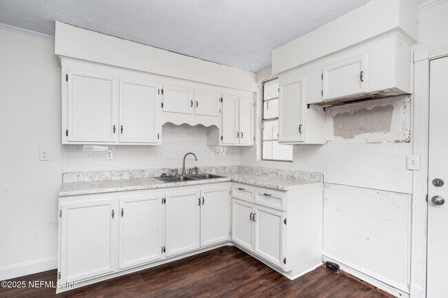 Building Photo - 1035 Odessa Dr E