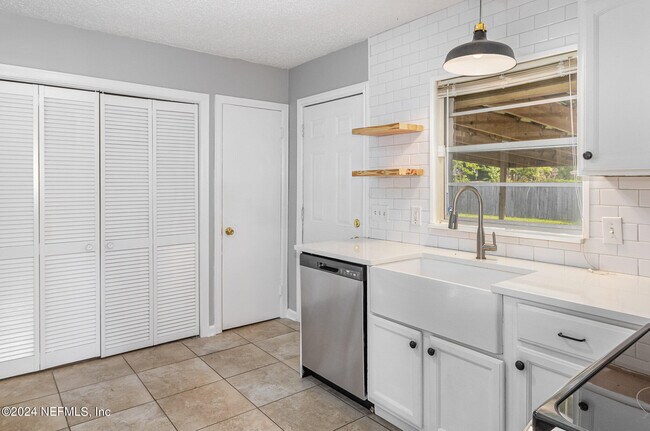 Building Photo - 2867 Holly Bay Rd