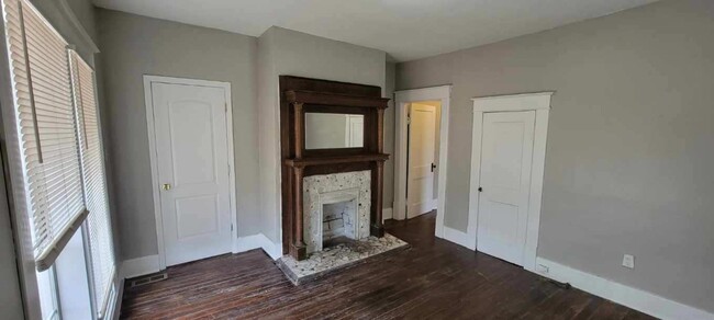 Building Photo - A charming 3-bedroom, 1.5-bathroom ( Pictu...