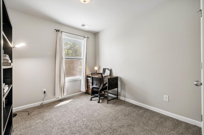 Building Photo - 1045 Enclave Ave