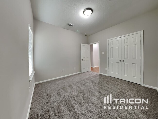 Building Photo - 810 E Clady Ct