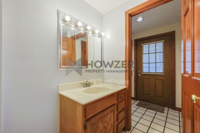 Building Photo - 35 Riverside Dr