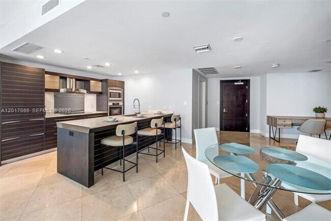 Building Photo - 200 Biscayne Blvd Way