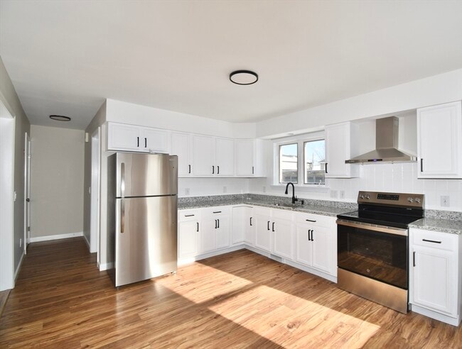 Building Photo - 72 Center St