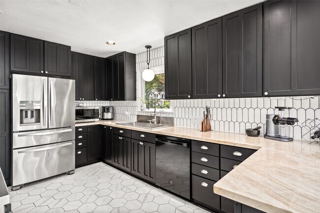 Building Photo - 208 W 34th St
