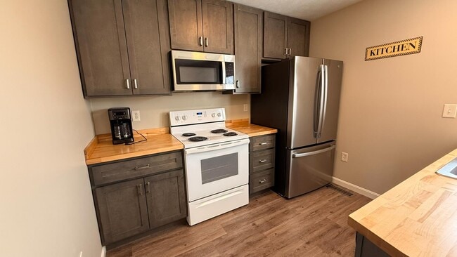 Building Photo - 262 Bradford Square