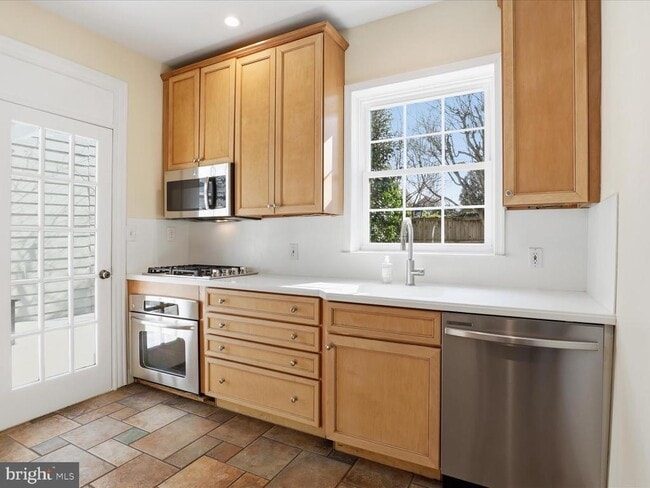 Building Photo - 210 Gibbon St