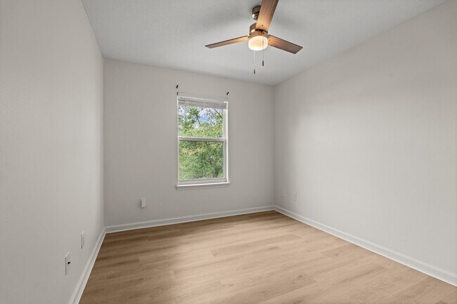 Building Photo - 5115 E 11th St