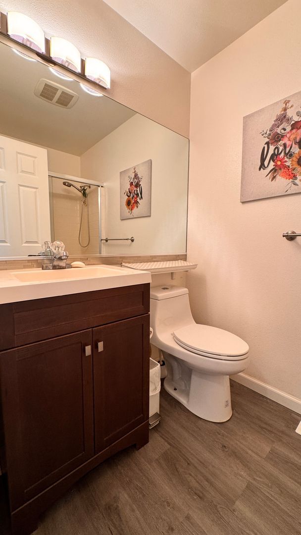 Building Photo - Spacious & Modern 4-Bedroom Home in Kent