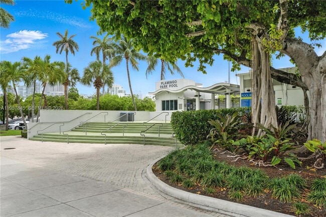 Building Photo - 727 14th Pl