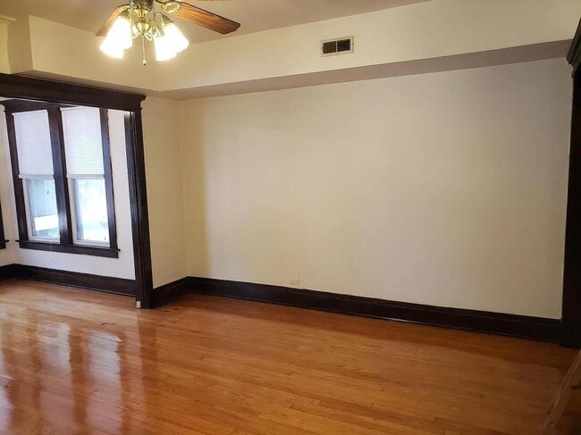 Building Photo - 2 bedroom in Chicago IL 60660