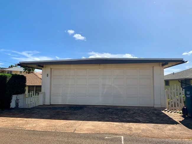 Building Photo - Charming Singe Family Home 3/1/2 with Spacious & Fenced Yard