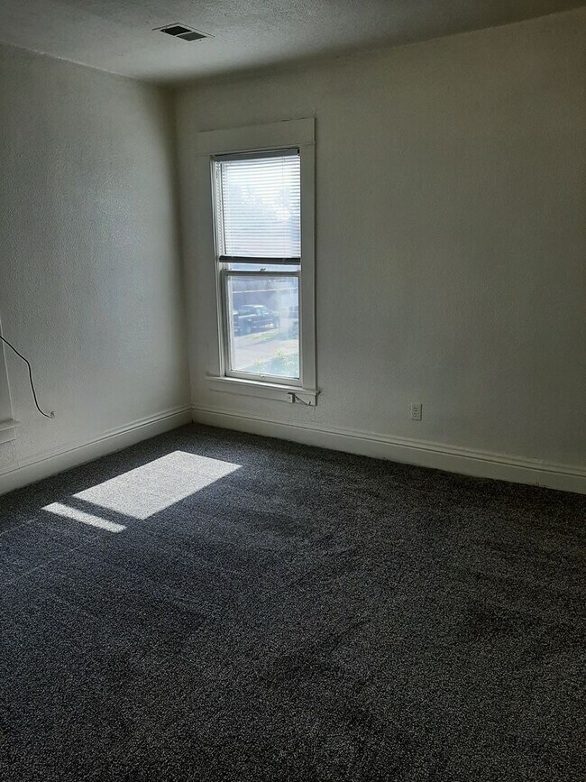 Building Photo - (1614 8th Ave)