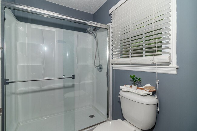 Building Photo - Beautiful and Updated 5 Bedroom Home