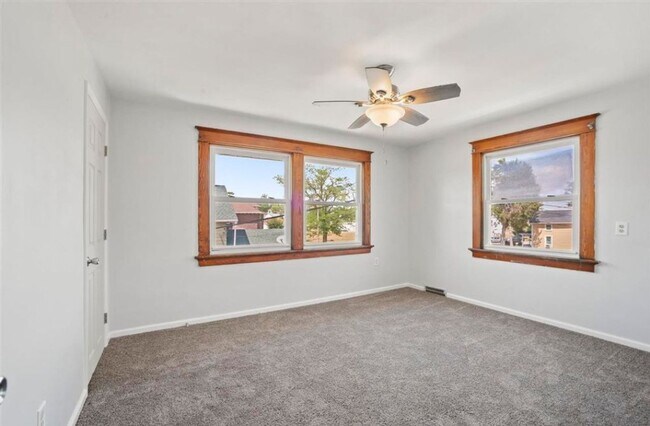 Building Photo - $1350 | 3 Bedroom 2 Bath | Fenced in backyard | Central A/C | Pet Friendly