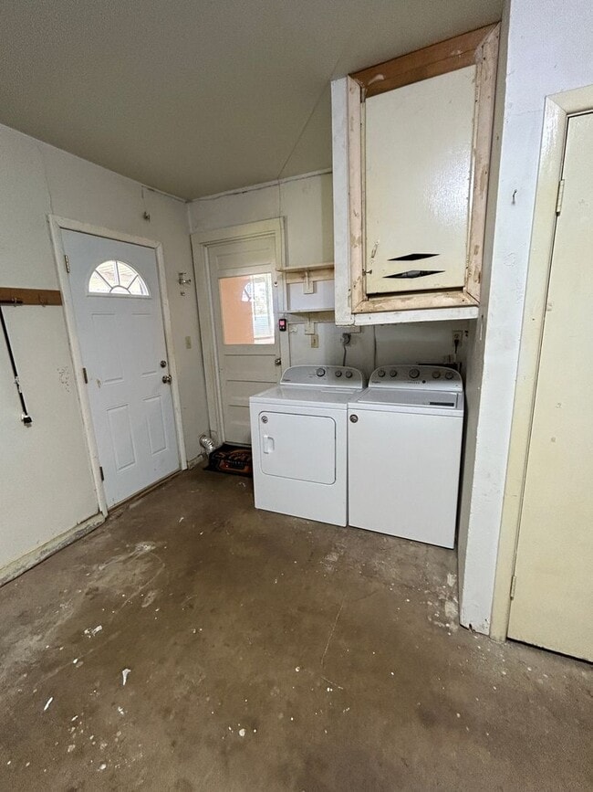 Building Photo - 3-bedroom, 1.5-bath in the MacArthur Schoo...