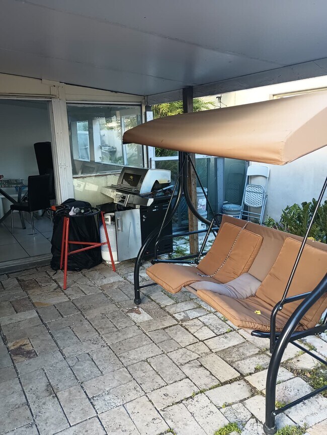 Building Photo - 2905 E 8th Ave