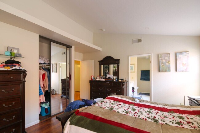 Building Photo - Santa Fe Hills Detached Home