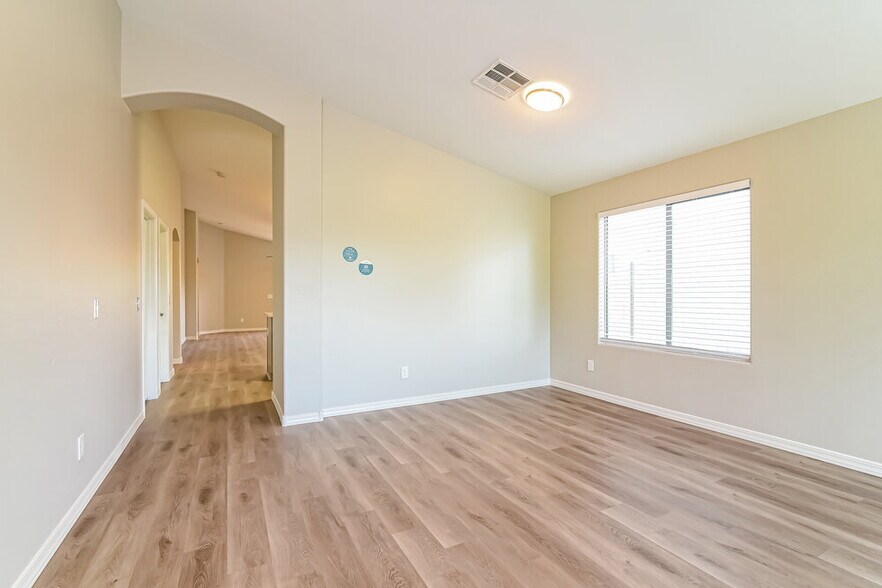 Building Photo - 45828 W Tulip Ln
