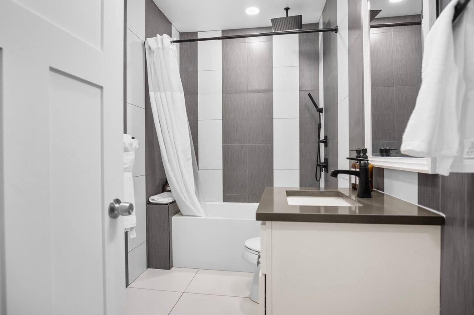 Building Photo - 914 16th Ave