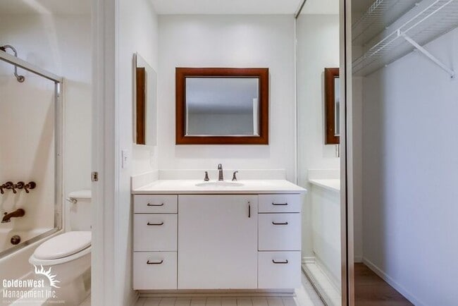 Building Photo - Elegant Dual Master 2Bdm 2.5Ba Townhome in...