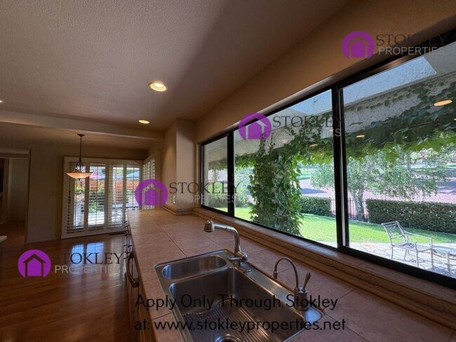 Building Photo - 270 Live Oak Dr