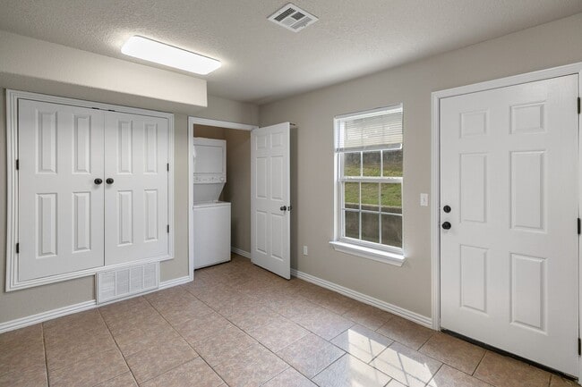 Building Photo - Siloam TownHome