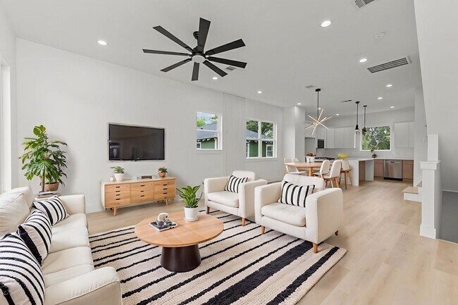 Building Photo - 3348 Sauer St