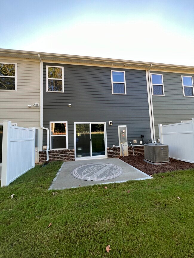 Building Photo - 122 Quinn Rd