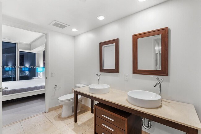 Building Photo - 485 Brickell Ave