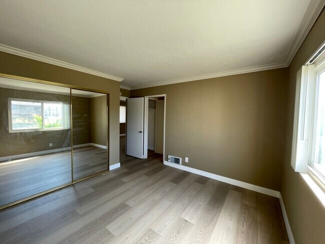 Building Photo - 1 Bedroom Just Blocks From the Ocean