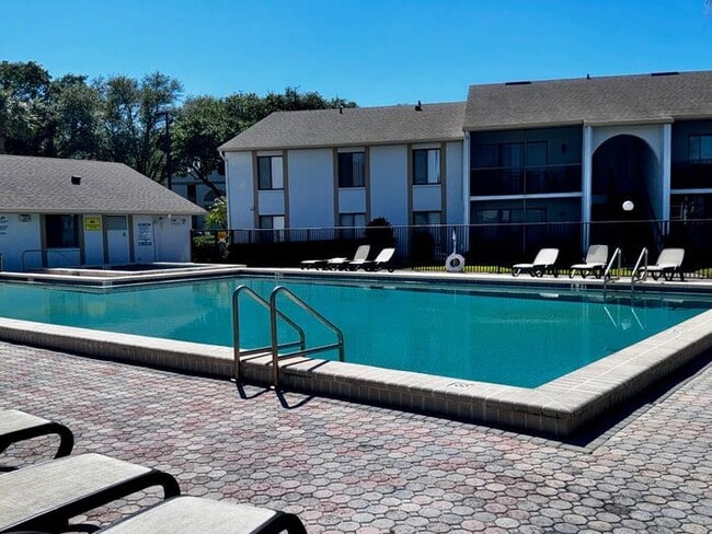 Building Photo - 1 Bedroom 2nd Floor Condo in East Orlando with Laminate Flooring and Scenic Balcony View!