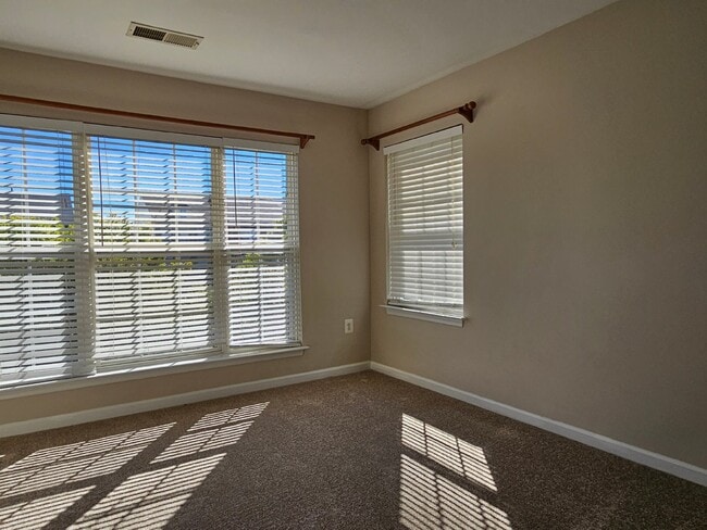 Building Photo - 4 BR Townhouse in Idlewild