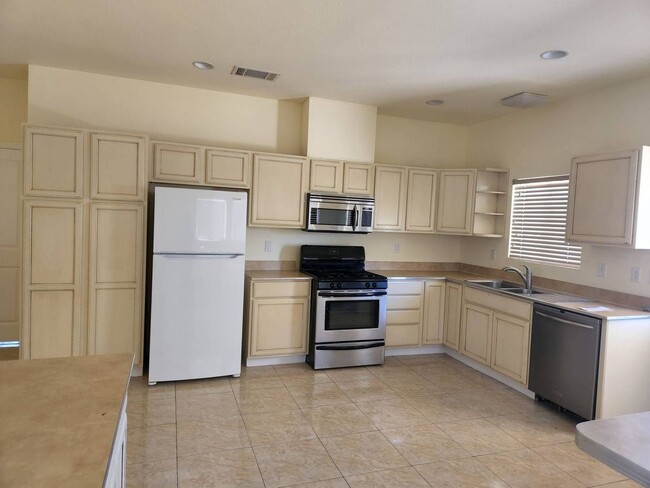 Building Photo - Must See Beautiful Home!