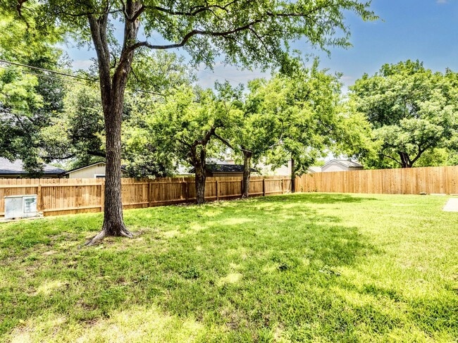 Building Photo - Charming 4BR / 2BA Home Featuring Fireplace, White Cabinets & Big Tree