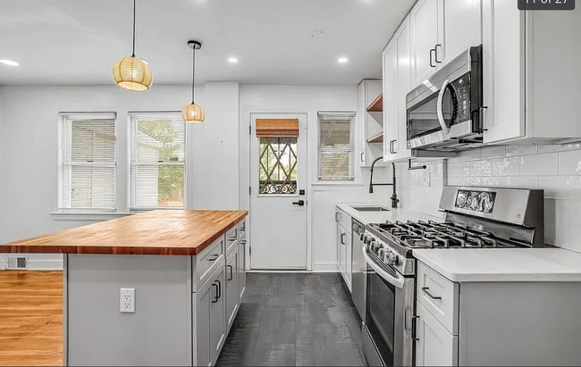 Building Photo - 3 Bedrooms 1.5 Bathrooms Recently Renovated