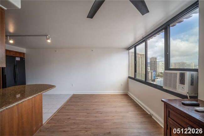 Building Photo - The Windsor, 1bd, 1.5ba, 1prking, Must See, Avail today!