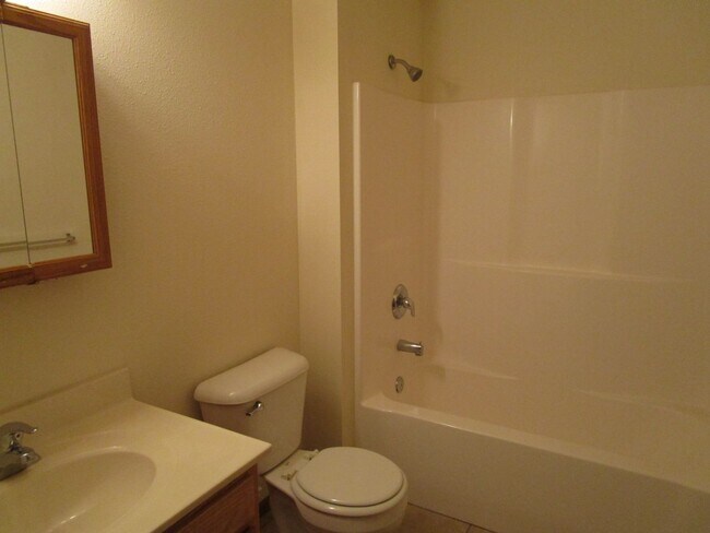 Building Photo - 501-503-503 Glenstone Dr