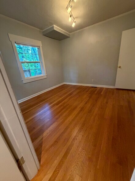 Building Photo - 5820 SW Nevada Ct