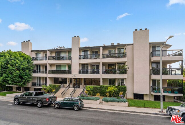 Building Photo - 723 Westmount Dr